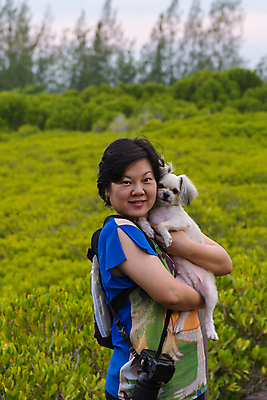 포토 JPG 해외이미지 나무 한마리 여자 여행 안기 한명 사람 상반신 성인 야외 옆모습 반려동물 개 성인여자한명만 해외202009 해외포토 식물 동물 1 뷰포인트 포유류 모션 여자한명만 성인여자만 파일형식