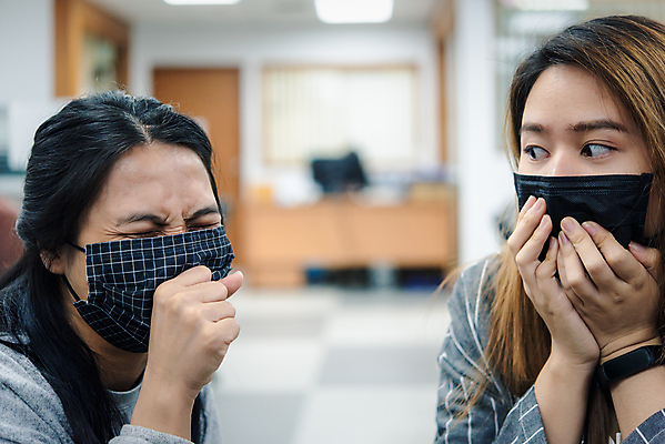 포토 JPG 해외이미지 응시 여자 마스크 안전 사람 동양인 상반신 성인 두명 앞모습 옆모습 아웃포커스 놀람 찡그림 질병 감염 입가림 기침 성인여자만 코로나바이러스 포스트코로나 해외202009 델타변이바이러스 위드코로나 해외포토 시선 감정 뷰포인트 의학 촬영기법 표정 인종 가림 바이러스 사회이슈 여자만 성인만 파일형식