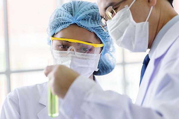 포토 JPG 해외이미지 응시 여자 남자 현미경 실험기구 마스크 들기 사람 동양인 상반신 두명 앞모습 옆모습 성인만 신약개발 해외202009 해외포토 시선 뷰포인트 과학 모션 인종 개발 파일형식 신약_의학