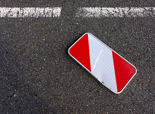 포토 JPG 해외이미지 접시 도로 선 컨셉 무늬 자동차 거리 경고 사람없음 빨간색 반사 손상 운전 흰색 떨어짐 아스팔트 사건 버리기 머리위 거짓말 카피스페이스 해외202009 해외포토 식기 길 육상교통 컬러 교통시설 모션 공백 파일형식