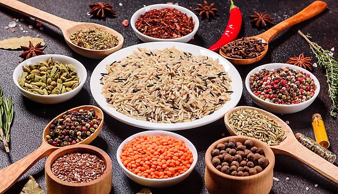 포토 JPG 해외이미지 잎 재료 탁자 사람없음 숟가락 양념 조미료 고수 가루 허브 소금 후추 카레 생강 바질 로즈메리 시나몬 강황 해외202009 해외포토 식물 음식 가구 채소 식재료 수저 향신료 향미료 파일형식