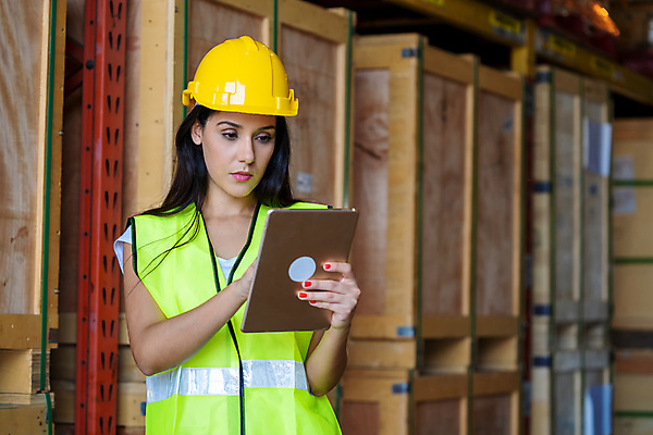 포토 JPG 해외이미지 여자 실내 한명 서기 들기 사람 상반신 성인 앞모습 태블릿 화물 나무상자 물류창고 성인여자한명만 해외202009 해외포토 1 뷰포인트 모션 내부 전자제품 스마트기기 상자 운송업 창고 여자한명만 성인여자만 파일형식