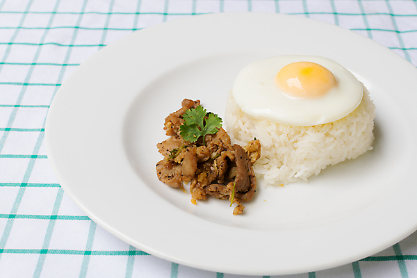 포토 JPG 해외이미지 접시 아시아 음식 태국 밥 건강 마늘 육류 돼지고기 요리 사람없음 계란 식사 튀김 맛 후추 해외202009 해외포토 식기 나라 컨셉 채소 식재료 알 향신료 파일형식