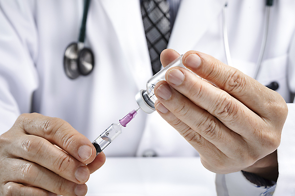 포토 JPG 해외이미지 남자 컨셉 주사기 한명 들기 상반신 성인 앞모습 치료 약 의사 주사약 백신 성인남자한명만 코로나바이러스 해외202009 델타변이바이러스 해외포토 1 뷰포인트 의학 의료기기 모션 사람 의료진 바이러스 남자한명만 성인남자만 파일형식