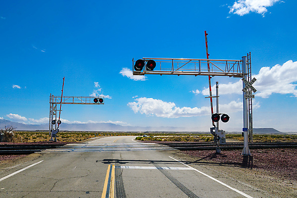 포토 JPG 해외이미지 주간 도로 선 모래 여행 교통시설 하늘 거리 경고 안전 풍경 사람없음 빨간색 파란색 빛 미국 사막 기차 화물 시골 위험 방향 심볼 사인 속도 신호 도로표지판 대문 캘리포니아 먼지 동쪽 통과 경고문 선로 제어 해외202009 해외포토 자연요소 길 육상교통 컬러 교통 컨셉 북아메리카 대중교통 문 운송업 표지판 시설 파일형식
