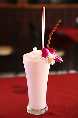 포토 JPG 해외이미지 꽃 음료 딸기 디저트 잔 사람없음 아웃포커스 쉐이크 스무디 해외202009 해외포토 식물 식기 음식 과일 촬영기법 파일형식