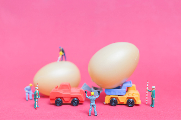포토 JPG 해외이미지 디자인 행복 음식 분홍색 백그라운드 컨셉 휴가 노동자 부활절 아이디어 사람 이벤트 사람없음 장식 장난감 계란 미니어처 축하 업무 그룹 작음 심볼 오브젝트 그림 미니멀 해외202009 해외포토 직업 기념일 감정 컬러 모형 알 작업 크기 파일형식