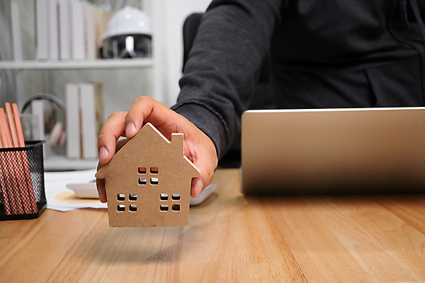 포토 JPG 해외이미지 직업 라이프스타일 남자 행복 컨셉 인터넷 비즈니스 사업가 통신 성공 회의 노동자 주택 직장 실내 한명 사람 노트북 컴퓨터 사무실 디지털 공책 타이핑 업무 작업 비즈니스맨 자신감 작업실 멀리 온라인 동영상 심각 프리랜서 해외202009 해외포토 1 감정 회사 문구용품 내부 건물 생활 전자제품 직장인 파일형식