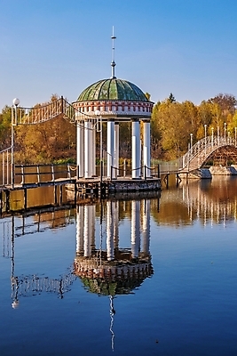 포토 JPG 해외이미지 나무 식물 공원 유럽 호수 백그라운드 자연 하늘 표면 휴식 풍경 사람없음 목재 물 강 반사 마을 항구 가을 시골 연못 저녁 우크라이나 해외202009 해외포토 자연요소 계절 공공시설 나라 컨셉 재료 교통시설 야간 생태계 파일형식