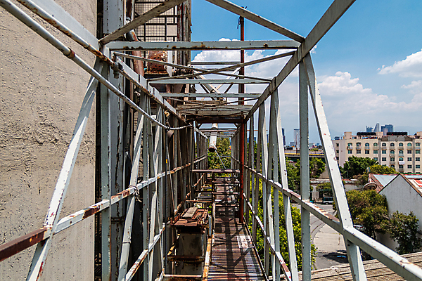 포토 JPG 해외이미지 십자가 벤치 건축양식 창문 유리 안전 사람없음 목재 가로 파란색 햇빛 문 산책로 도시 보행자 연결 방향 천장 시티라이프 공학 진행 개발 대칭 오리지널 직진 철강 철책 해외202009 해외포토 나무 라이프스타일 교육 건축 길 컬러 의자 재료 재질 태양 파일형식