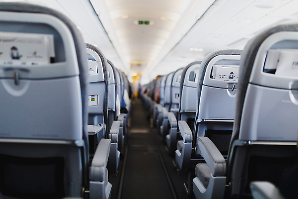 포토 JPG 해외이미지 의자 비행기 사람없음 소프트포커스 통로 비행기내부 해외202009 해외포토 가구 항공교통 대중교통 촬영기법 내부 파일형식
