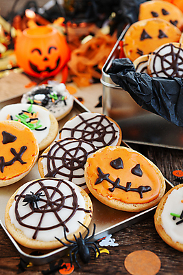 포토 JPG 해외이미지 음식 호박 사탕 사람없음 세로 컬러풀 쿠키 할로윈 대접 달콤 맛 무서움 설탕 레시피 핸드메이드 프로스팅 맛있는 해외202009 해외포토 감정 컬러 컨셉 채소 디저트 제빵 파일형식