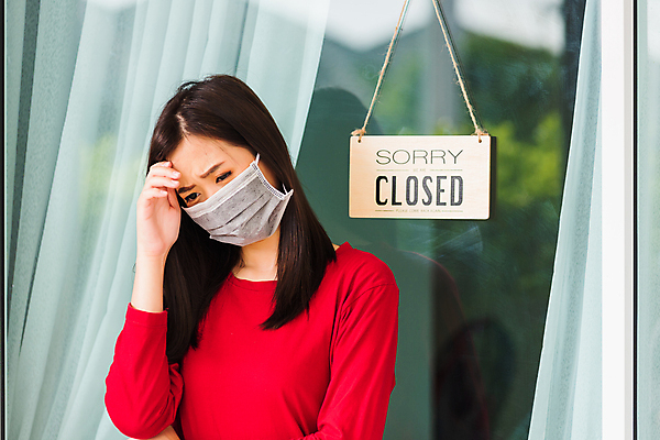 포토 JPG 해외이미지 컨셉 텍스트 창문 마스크 한명 사람 동양인 상반신 성인 앞모습 문 상점 닫기 파산 힘듦 성인여자한명만 소상공인 중소기업 코로나바이러스 포스트코로나 해외202009 델타변이바이러스 위드코로나 해외포토 직업 1 뷰포인트 회사 모션 인종 금융 경제 바이러스 상인 사회이슈 여자한명만 성인여자만 파일형식
