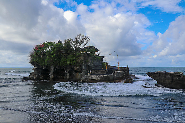 포토 JPG 해외이미지 파도 바다 여행 백그라운드 모션 자연 하늘 날씨 풍경 사람없음 물 여름 파란색 환경 검은색 힘 젖음 바위 신선 사찰 거친 서핑 가장자리 떨어짐 위험 큼 시원함 속도 질감 분무기 폭풍 내추럴 단절 폭풍우 힘찬 스플래쉬 해외202009 해외포토 자연요소 계절 컬러 컨셉 종교건축 돌_바위 수상스포츠 비_날씨 둘레 크기 자연재해 생태계 파일형식