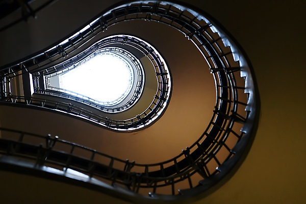 포토 JPG 해외이미지 모양 디자인 유럽 여행 전구 건축양식 지붕 휴가 실내 미술 사람없음 건물 관광지 빛 계단 사진촬영 올려보기 도시 클래식 신비 그림 오르기 체코 방문 프라하 단계 철책 해외202009 해외포토 건축물 건축 나라 컨셉 모션 문화예술 내부 촬영 파일형식