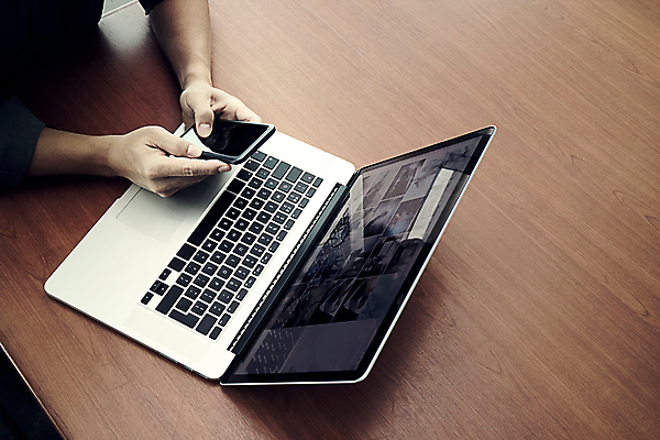 포토 JPG 해외이미지 손 비즈니스 실내 들기 신체부위 노트북 스마트폰 업무 프리랜서 해외202009 해외포토 직업 모션 사람 내부 전자제품 핸드폰 스마트기기 작업 파일형식