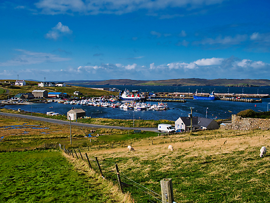 포토 JPG 해외이미지 구름 여행 하늘 낚시 영국 파노라마 풍경 사람없음 건물 초록색 여름 파란색 여행객 평화 항구 맑음 침묵 보트 역사 작음 포트 타운 멀리 스코틀랜드 해외202009 해외포토 자연요소 건축물 계절 유럽 컬러 컨셉 배_교통 교통시설 레저 날씨 촬영기법 사람 소리 도시 크기 파일형식