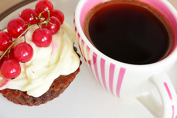 포토 JPG 해외이미지 열매 커피 티타임 사람없음 달콤 커피잔 컵케이크 생크림 해외202009 해외포토 식물 음료 휴식 잔 케이크 맛 크림 파일형식