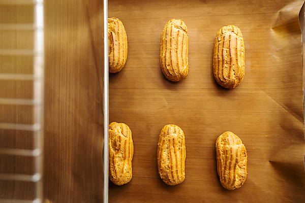 포토 JPG 해외이미지 전통 접시 음식 백그라운드 디저트 요리 사람없음 갈색 케이크 주방 얼음 카페 빵집 흰색 신선 달콤 맛 아침식사 설탕 굽기 가득함 크림 반죽 퍼프 레시피 버터 프랑스어 바닐라 번 커스터드 페스츄리 핸드메이드 맛있는 해외202009 해외포토 자연요소 문자 식기 빵 컬러 컨셉 상점 식사 구이 파일형식