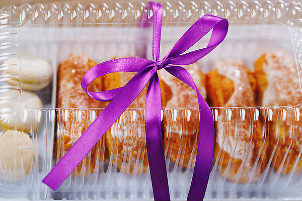 포토 JPG 해외이미지 기념일 음식 백그라운드 디저트 요리 이벤트 사람없음 장식 상자 케이크 보라색 축제 프랑스 흰색 축하 신선 생일 달콤 맛 바게트 플라스틱 설탕 굽기 크림 활 레시피 패키지 직사각형 프랑스어 볼록 페스츄리 프로스팅 맛있는 해외202009 해외포토 도형 문자 유럽 빵 컬러 컨셉 재질 구이 제빵 파일형식