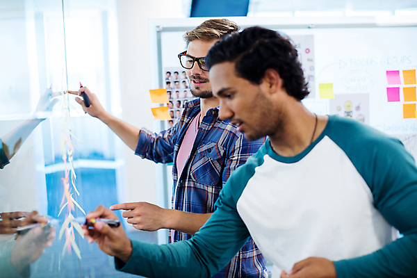 포토 JPG 해외이미지 서양인 남자 벽 비즈니스 실내 들기 상반신 성인 두명 옆모습 아웃포커스 사무실 펜 기록 비즈니스맨 포스트잇 성인남자만 안경낌 해외202009 해외포토 외국인 안경 뷰포인트 모션 촬영기법 사람 내부 필기구 메모지 직장인 남자만 성인만 파일형식