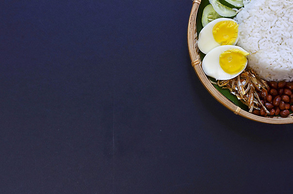 포토 JPG 해외이미지 전통 접시 아시아 문화 음식 백그라운드 잎 고추 밥 오이 바나나 요리 동양인 사람없음 계란 식사 치킨 튀김 흰색 아침식사 향신료 매움 향기 인도네시아 땅콩 지역 코코넛 말레이시아 싱가폴 인기 맛있는 해외202009 해외포토 식물 식기 나라 컬러 채소 과일 인종 알 견과류 맛 냄새 닭고기요리 향미료 파일형식