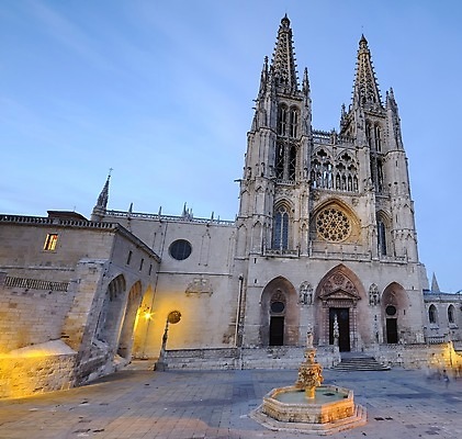 포토 JPG 해외이미지 종교 건축양식 사람없음 성당 탑 역사 스페인 야간 고딕 해외202009 해외포토 자연요소 건축물 건축 유럽 종교건축 파일형식