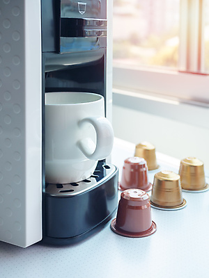 포토 JPG 해외이미지 라이프스타일 디자인 커피 음료 창문 탁자 아침 주택 사람없음 컵 세로 햇빛 갈색 우주 주방 검은색 기계 방 장비 머그컵 흰색 신선 업무 뜨거움 도자기 황금 맛 아침식사 굽기 오브젝트 속도 준비 만들기 아로마 슛 향 에스프레소 꼬투리 셀프 쉬운 양조 카페인 스타일 해외202009 해외포토 주간 식기 컬러 가구 컨셉 모션 건물 생활 태양 식사 작업 구이 파일형식