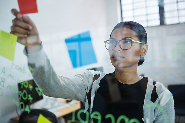 포토 JPG 해외이미지 응시 여자 벽 흑인 한명 상반신 성인 앞모습 아웃포커스 사무실 잡기 비즈니스우먼 포스트잇 붙이기 성인여자한명만 안경낌 해외202009 해외포토 서양인 1 시선 안경 뷰포인트 비즈니스 모션 촬영기법 사람 메모지 직장인 여자한명만 성인여자만 파일형식