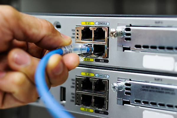 포토 JPG 해외이미지 손 산업 인터넷 비즈니스 통신 기술 사람없음 컴퓨터 디지털 자료 장비 정보 네트워크 기술자 플러그 연결 서비스 속도 순환 전자 철사 시스템 스위치 서버 신발장 제어 하드웨어 네트워킹 해외202009 해외포토 직업 모션 신체부위 전자제품 파일형식