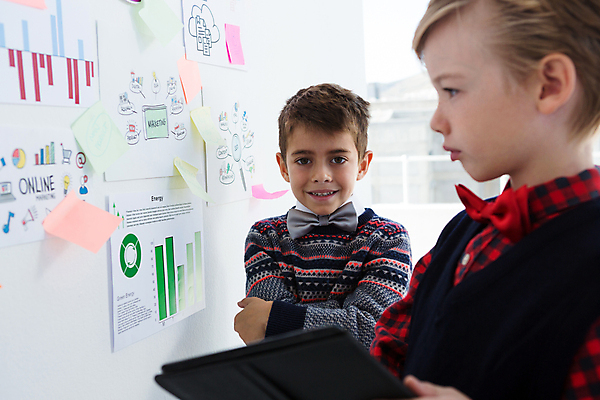 포토 JPG 해외이미지 응시 어린이라이프 어린이 비즈니스 회의 들기 상반신 옆모습 태블릿 사무실 팔짱 화이트보드 직업체험 역할놀이 해외202009 해외포토 라이프스타일 시선 뷰포인트 모션 놀이 사람 전자제품 스마트기기 체험학습 파일형식