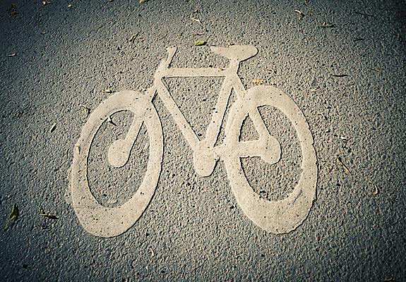 포토 JPG 해외이미지 모양 아이콘 유럽 도로 길 스포츠 여행 백그라운드 교통시설 거리 안전 사람없음 야외 자전거 페인트 흰색 도시 바퀴 보행로 승차 심볼 사인 질감 순환 타운 사이클링 일반 땅바닥 루트 바이킹 방법 선로 해외202009 해외포토 나라 컬러 교통 모션 바닥 바이크 육상스포츠 시설 파일형식