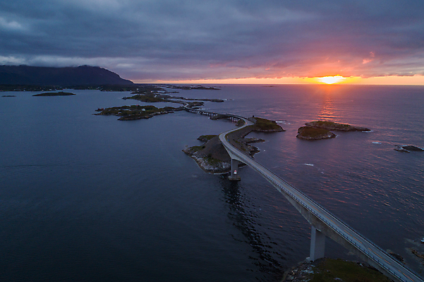 포토 JPG 해외이미지 디자인 유럽 도로 바다 여행 백그라운드 자연 하늘 산 안테나 노르웨이 풍경 사람없음 물 여름 태양 일출 일몰 저녁 아스팔트 그림 북쪽 대서양 드론 스칸디나비아 해외202009 해외포토 자연요소 계절 나라 길 통신 교통시설 노을 야간 방향 생태계 파일형식