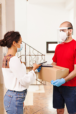 포토 JPG 해외이미지 여자 남자 주택 마스크 들기 상반신 성인 두명 옆모습 택배기사 배달원 고객 주기 택배상자 가림막 성인만 코로나바이러스 포스트코로나 해외202009 델타변이바이러스 위드코로나 해외포토 직업 뷰포인트 모션 사람 건물 상자 바이러스 사회이슈 택배 파일형식