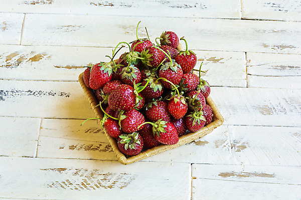 포토 JPG 해외이미지 탁자 딸기 사람없음 바구니 담기 나무바닥 해외202009 해외포토 가구 과일 모션 바닥 파일형식