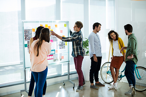 포토 JPG 해외이미지 전신 서양인 응시 여자 비즈니스 회의 실내 서기 여러명 상반신 성인 옆모습 뒷모습 사무실 자전거 가리킴 비즈니스우먼 포스트잇 화이트보드 걸터앉기 성인만 해외202009 해외포토 외국인 시선 뷰포인트 다수 모션 사람 앉기 손짓 내부 바이크 메모지 직장인 파일형식