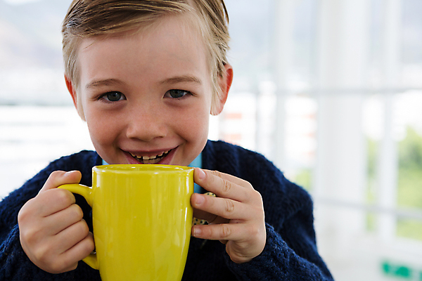 포토 JPG 해외이미지 남자 어린이라이프 커피 어린이 비즈니스 한명 소년 상반신 사무실 머그컵 잡기 비즈니스맨 직업체험 경영 역할놀이 소년한명만 해외202009 해외포토 1 라이프스타일 음료 모션 놀이 사람 컵 직장인 체험학습 남자한명만 소년만 파일형식