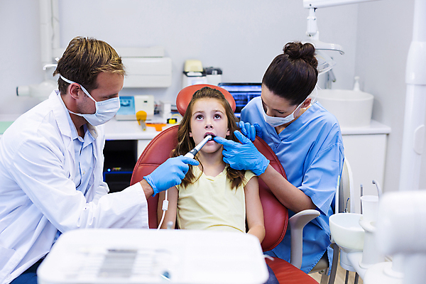 포토 JPG 해외이미지 여자 남자 어린이 치과 병원 앉기 상반신 성인 세명 환자 도구 치과진료 해외202009 해외포토 의학 모션 사람 진료 파일형식
