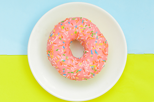 포토 JPG 해외이미지 접시 음식 분홍색 디저트 사람없음 장식 하이앵글 도넛 파란배경 초록배경 해외202009 해외포토 식기 뷰포인트 컬러 백그라운드 초록색 파란색 파일형식