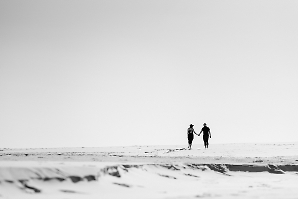 포토 JPG 해외이미지 나무 커플 드레스 남자 모래 바다 맨발 하늘 함께함 두명 물 파란색 달리기 검은색 산책 기쁨 자유 흰색 청바지 발자국 해외202009 해외포토 자연요소 식물 옷 감정 컬러 컨셉 바지 관계 자국 모션 발 휴식 사람 파일형식