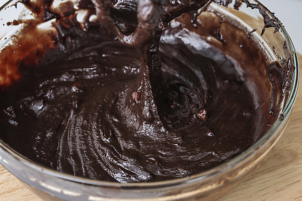 포토 JPG 해외이미지 손 음식 백그라운드 재료 표면 디저트 요리 사람없음 가로 과자 케이크 초콜릿 얼음 요리사 검은색 어둠 빵집 젖음 흐름 우유 소용돌이 뜨거움 달콤 떨어짐 굽기 준비 만들기 성분 제빵사 핸드메이드 해외202009 해외포토 자연요소 직업 컬러 컨셉 모션 유제품 신체부위 상점 회오리 맛 구이 파일형식