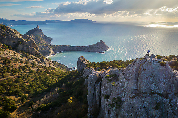 포토 JPG 해외이미지 구름 실루엣 바다 자연 하늘 아침 산 사람 풍경 사람없음 초록색 태양 정상 망토 언덕 러시아 암초 절정 해외202009 해외포토 주간 자연요소 유럽 컬러 촬영기법 생태계 파일형식
