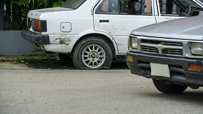 포토 JPG 해외이미지 도로 교통시설 자동차 거리 사람없음 검은색 손상 운전 흰색 바퀴 플랫 가장자리 수리 폐기물 주차 사건 버리기 서비스 타이어 먼지 문제 고무 보험 파열 빈털터리 그만 땅바닥 옛날 자동 해외202009 해외포토 길 육상교통 컬러 교통 컨셉 모션 바닥 둘레 쓰레기 시설 파일형식