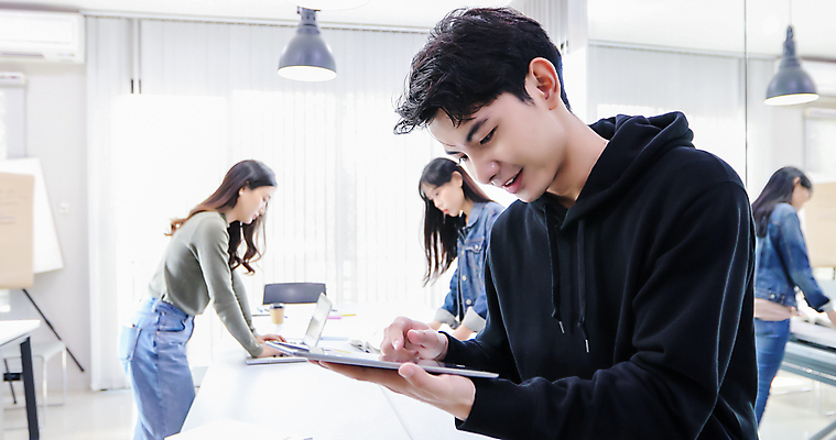 포토 JPG 해외이미지 직업 손 교육 남자 백그라운드 컨셉 인터넷 비즈니스 통신 모바일 사람 앉기 성인 세명 친구 스마트폰 컴퓨터 글로벌 사무실 독서 알약 디지털 스크린 자료 정보 흰색 업무 비즈니스맨 심볼 사인 검색 온라인 해결 발견 경영 고립 소셜 헬프 해외202009 해외포토 컬러 관계 모션 신체부위 전자제품 핸드폰 스마트기기 약 작업 도움 직장인 파일형식