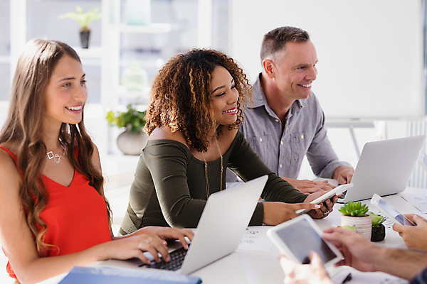 포토 JPG 해외이미지 손 여자 남자 탁자 회의 상반신 성인 신체부위 세명 노트북 사무실 비즈니스맨 비즈니스우먼 회의실 경영자 성인만 해외202009 해외포토 가구 비즈니스 사람 전자제품 직장인 리더 파일형식