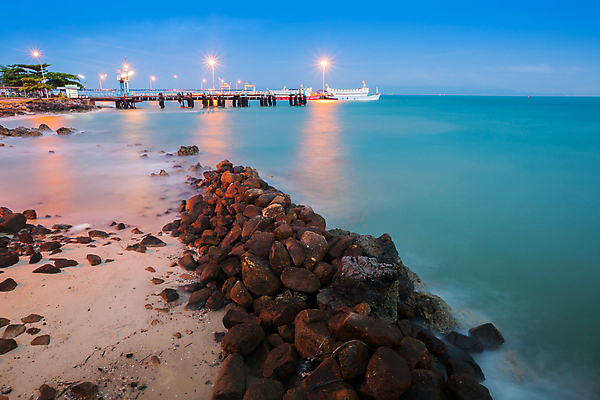 포토 JPG 해외이미지 아시아 모래 바다 섬 여행 교통시설 태국 벽지 하늘 휴가 주택 동양인 풍경 사람없음 야외 가로 초록색 물 여름 파란색 빛 컬러풀 머리 항구 맑음 흰색 보트 매끈함 야간 활 휴양지 타운 안다만 수평선 해외202009 해외포토 자연요소 계절 나라 컬러 교통 배_교통 날씨 인종 건물 신체부위 장소 도시 감각 시설 파일형식