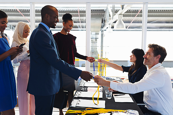 포토 JPG 해외이미지 여자 남자 탁자 회의 사람 여러명 상반신 성인 옆모습 비즈니스맨 비즈니스우먼 회의실 성인만 해외202009 해외포토 뷰포인트 가구 다수 비즈니스 직장인 파일형식