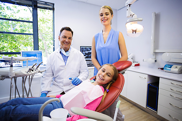 포토 JPG 해외이미지 여자 남자 어린이 엄마 치과 병원 앉기 소녀 상반신 성인 세명 환자 치과의사 치과진료 해외202009 해외포토 의학 가족 모션 사람 진료 의사 파일형식