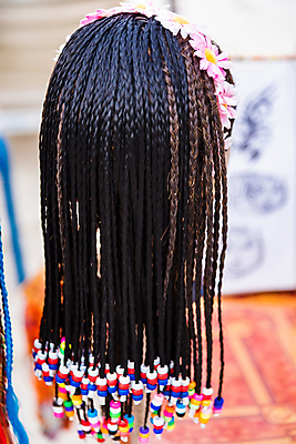 포토 JPG 해외이미지 모델 라이프스타일 헤어스타일 디자인 여자 아시아 문화 얼굴 인형 여행 백그라운드 컨셉 사람없음 컬러풀 갈색 머리 유행 상점 흰색 시장 마네킹 플라스틱 실크 미용사 묘사 꼭두각시 해외202009 해외포토 직업 나라 컬러 재질 사람 생활 신체부위 직물 파일형식