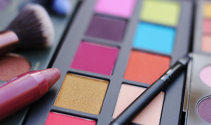 포토 JPG 해외이미지 실내 사람없음 아웃포커스 립스틱 화장용품 아이섀도 메이크업브러쉬 섀도우팔레트 해외202009 해외포토 촬영기법 내부 화장품 붓 미용용품 파일형식